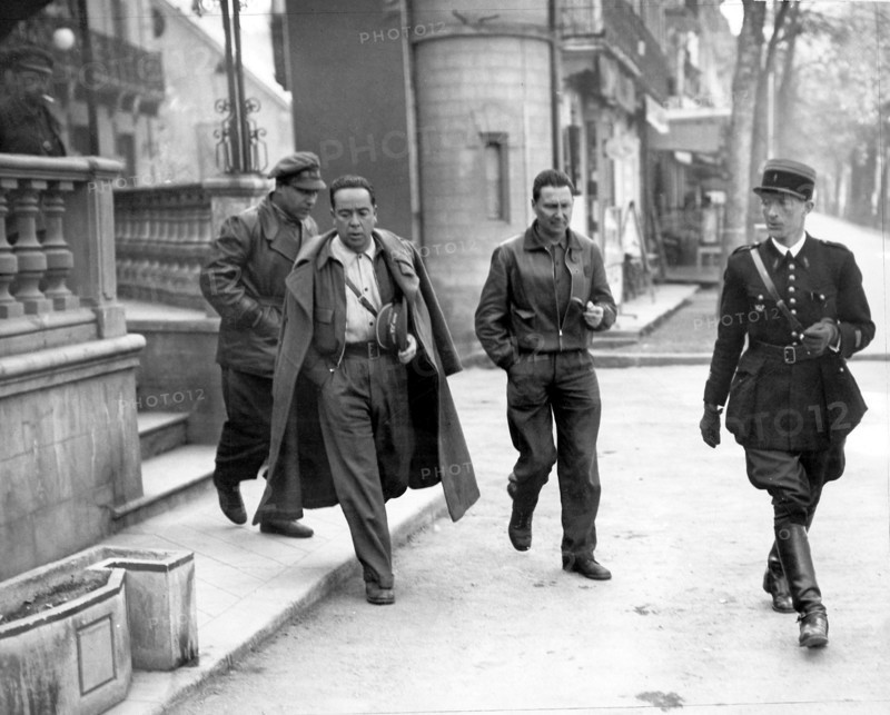 Le général Gallo quittant son hôtel à Luchon, 1938