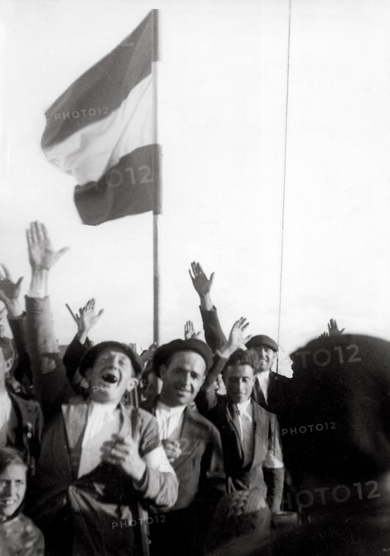 People from Toledo welcoming Nationalist troops, 1936