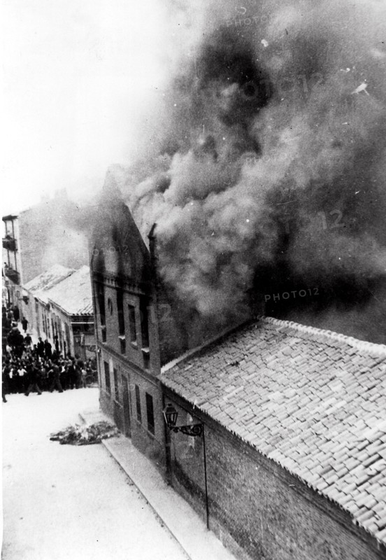 L'église des Anges à Madrid en flammes, en 1936