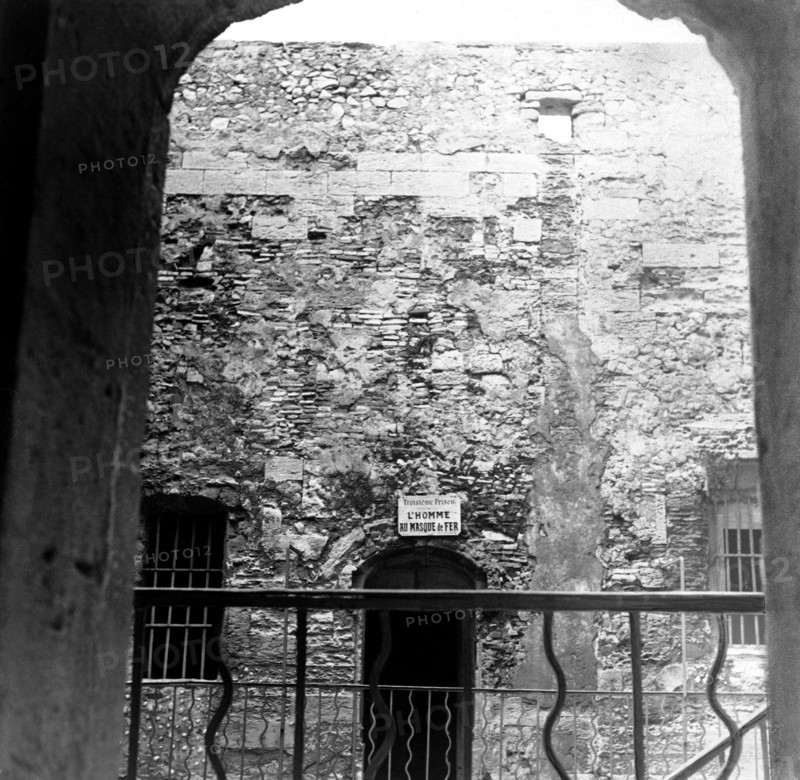 Vue en 1941, sur l'îlot d'If au large de Marseille, de la porte du cachot de l'Homme au masque de fer. Cet individu, dont l'identité reste une enigme aurait séjourné, au cours de la seconde moitié du XVIIe siècle, dans le château devenu par la suite prison d'Etat. Alexandre Dumas romança son histoire dans "Le Vicomte de Bragelonne".