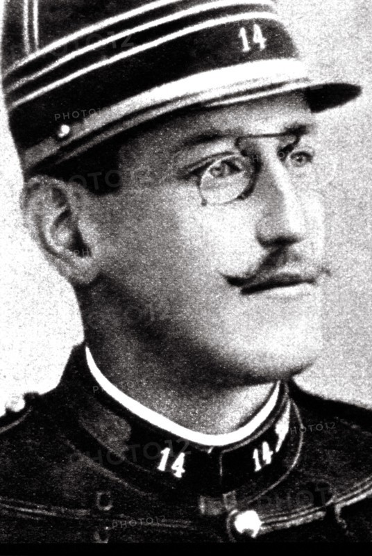 Alfred Dreyfus (1859-1935). En 1894, ce capitaine fut condamné au bagne pour espionnage au profit de l'Allemagne. La famille Dreyfus oeuvra pour faire réviser le procès. L'écrivain Zola publia en 1898 dans L'Aurore une lettre au Président de la République "J'accuse" qui fit éclater L'Affaire Dreyfus. Deux camps se formèrent, les dreyfusards (anti-cléricaux et antimilitaristes de gauche) et les antidreyfusards (nationalistes, conservateurs et antisémites). L'affaire reposait sur de faux documents: le colonel Henry se suicida et le ministre Cavaignac démissionna. Lors de la révision du procès en 1899 Dreyfus fut grâcié puis en 1906  réhabilité et réintégré dans l'armée et décoré de la Légion d'honneur.