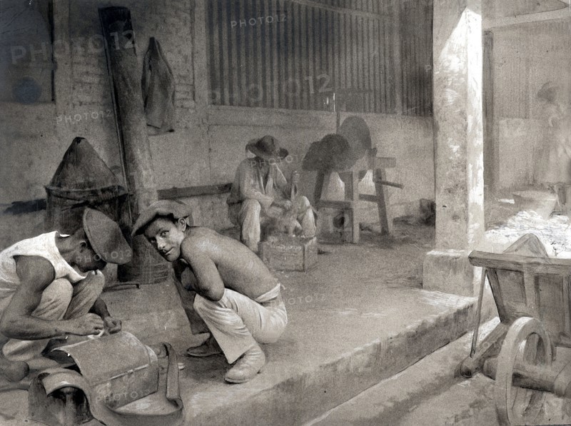 Police et justice en France au XX siècle. Les bagnes, les prisons. Quelques semaines chez les forçats, les bagnes en Guyane en 1908, reportage de Jean Galmot, correspondant du journal l'Illustration. Bagne de Saint-Laurent du maroni.