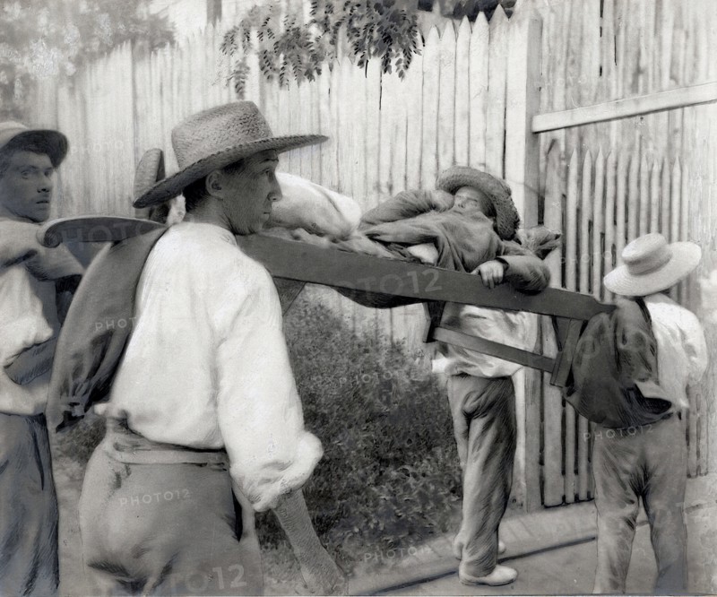 Police et justice en France au XX siècle. Les bagnes, les prisons. Quelques semaines chez les forçats, les bagnes en Guyane en 1908, reportage de Jean Galmot, correspondant du journal l'Illustration. Meunier, qui était soigné depuis cinq mois à la salle commune des fiévreux, est transporté, mourant, dans un local particulier de l'hôpital.