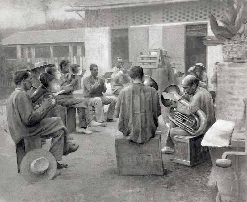 Police et justice en France au XX siècle. Les bagnes, les prisons. Quelques semaines chez les forçats, les bagnes en Guyane en 1908, reportage de Jean Galmot, correspondant du journal l'Illustration.
La fanfare de Saint-Jean du Maroni. Les musiciens ne sont dispensés d'aucune corvée et sont chargés de jouer devant les fonctionnaires.