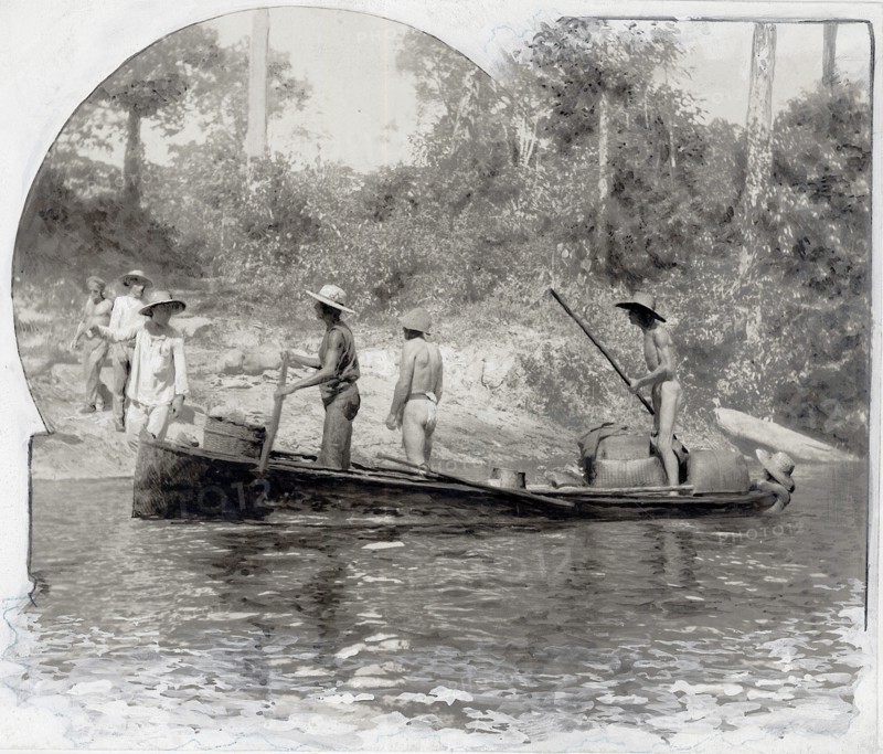 Police et justice en France au XX siècle. Les bagnes, les prisons. Quelques semaines chez les forçats, les bagnes en Guyane en 1908, reportage de Jean Galmot, correspondant du journal l'Illustration. Evadés du bagne à la recherche de l'or. L'expédition est arrivée au pied d'un gisement récemment découvert sur la crique Bonsecours. Presque nus, les forçats évadés vont commencer les prospections.