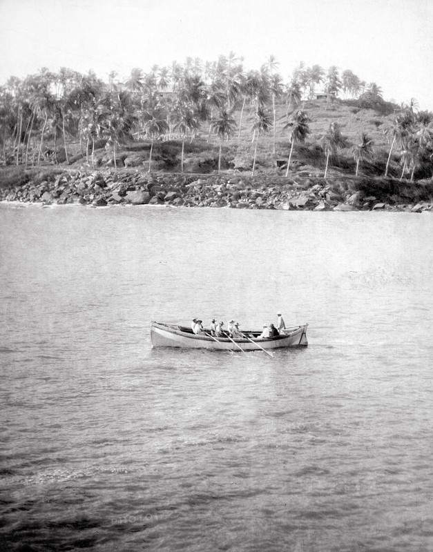 Police et justice en France au XX siècle. Les bagnes, les prisons. Quelques semaines chez les forçats, les bagnes en Guyane en 1908, aux Iles du Salut.
Un canot transportant Ullmo (à l'arrière, en costume foncé), du bateau à vapeur "La Loire" jusqu'à l'Ile du Diable.