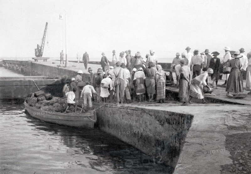 Police et justice en France au XX siècle. Les bagnes, les prisons. Les bagnes de Guyane en 1923. Cayenne : un canot, monté par des forçats, apporte le courrier qu'il est allé prendre à bord du Biskra demeuré en haute mer en raison de l'envasement du port.