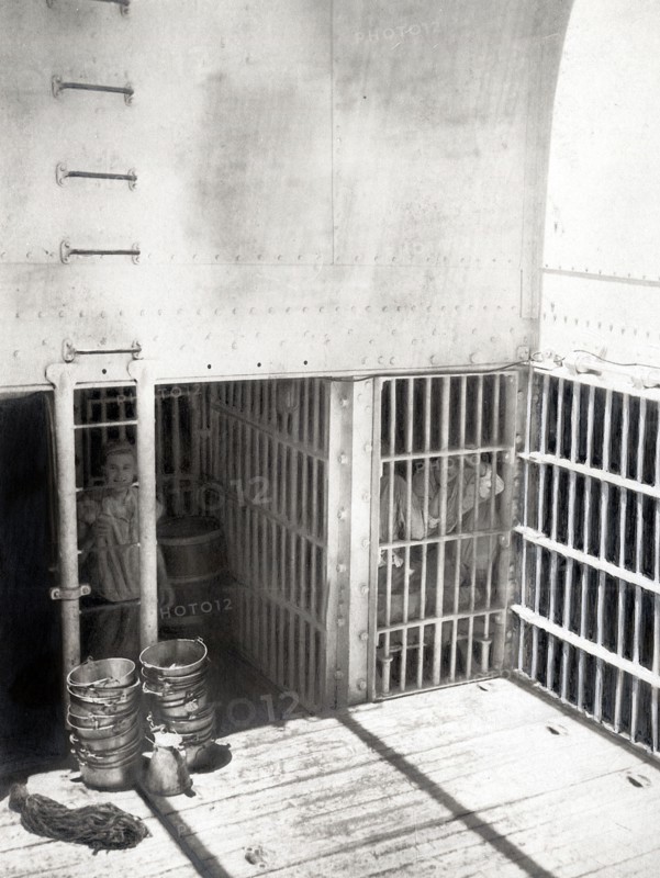 Police et justice en France au XX siècle. Les bagnes, les prisons. Quelques semaines chez les forçats, les bagnes en Guyane en 1908, aux Iles du Salut.
Prisonniers du bateau "La Loire" avant leur arrivée en Guyane.