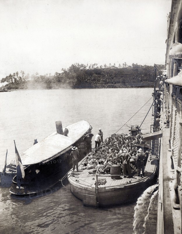 Police et justice en France au XX siècle. Les bagnes, les prisons. Quelques semaines chez les forçats, les bagnes en Guyane en 1908, aux Iles du Salut.
A leur arrivée en Guyane, les condamnés passent du bateau "La Loire" sur le chaland qui doit les conduire à terre. Au fond, l'île Saint-Joseph.