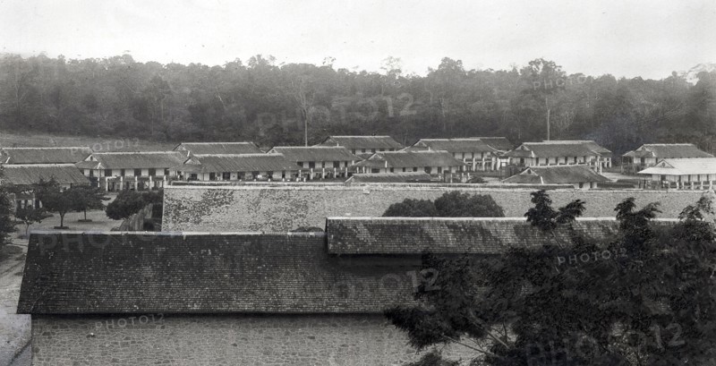 Police et justice en France au XX siècle. Les bagnes, les prisons. Les bagnes de Guyane en 1923.
Le camp des relégués, à Saint-Jean du Maroni : vue générale des baraquements.