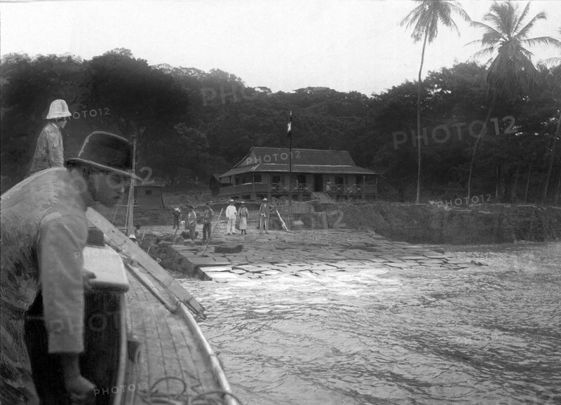 Police et justice en France au XX siècle. Les bagnes, les prisons. Les bagnes de Guyane en 1923. L'îlet La Mère, la villa de Duez, l'ex liquidateur des congrégations. Au centre du groupe, Duez, en costume blanc, et, à gauche, sa femme.
Photographie d'Albert Londres.
