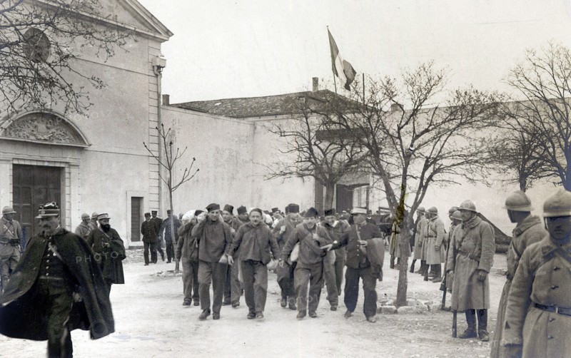 Police et justice en France au XX siècle. Les prisons, les bagnes. A Saint Martin de Ré, embarquement de forçats pour les bagnes en Guyane, mars 1926.