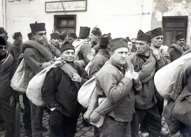 Police et justice en France au XX siècle. Les prisons, les bagnes. A Saint Martin de Ré, embarquement de forçats pour les bagnes en Guyane, mars 1926.