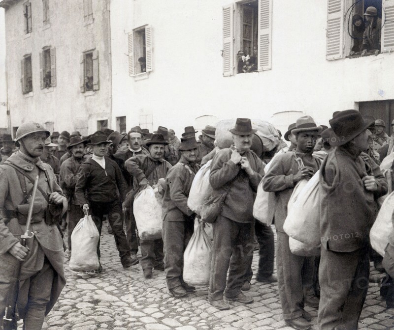Police et justice en France au XX siècle. Les prisons, les bagnes. A Saint Martin de Ré, embarquement de forçats pour les bagnes en Guyane, mars 1926.