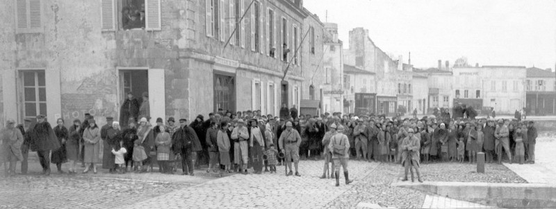 Police et justice en France au XX siècle. Les prisons, les bagnes. A Saint Martin de Ré, embarquement de forçats pour les bagnes en Guyane, mars 1926.