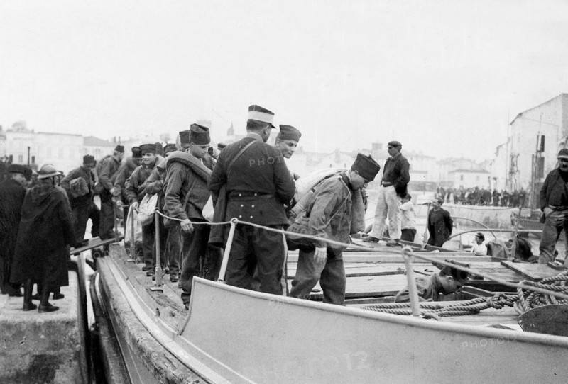 Police et justice en France au XX siècle. Les prisons, les bagnes. A Saint Martin de Ré, embarquement de forçats pour les bagnes en Guyane, mars 1926.