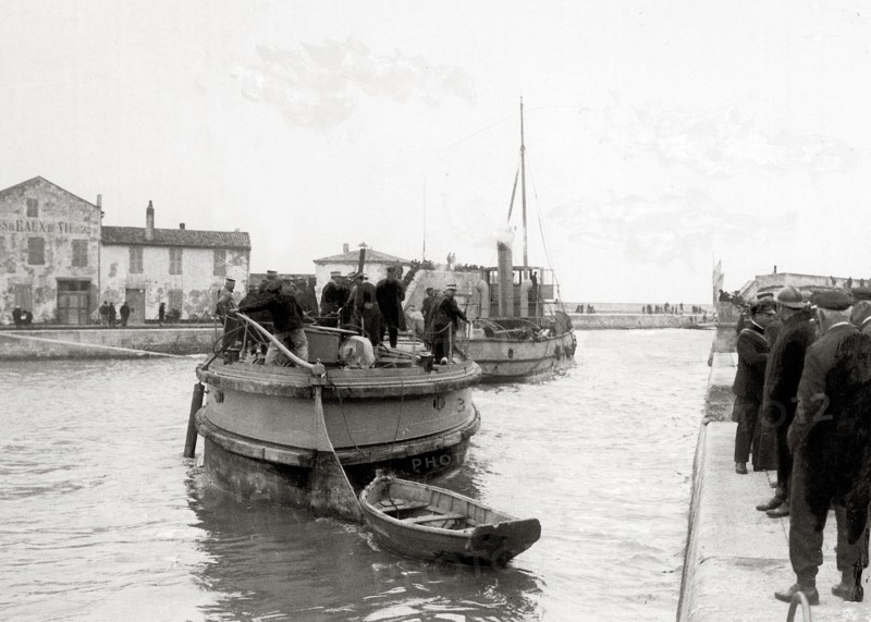 Police et justice en France au XX siècle. Les prisons, les bagnes. A Saint Martin de Ré, embarquement de forçats pour les bagnes en Guyane, mars 1926.