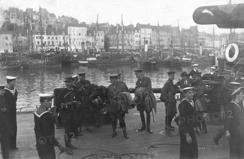L'arrivée en France et la visite Ã  Paris du général French.  A Boulogne-sur-Mer. Le général French et son état major avant le débarquement. Première Guerre Mondiale - Nous contacter pour la légende complète