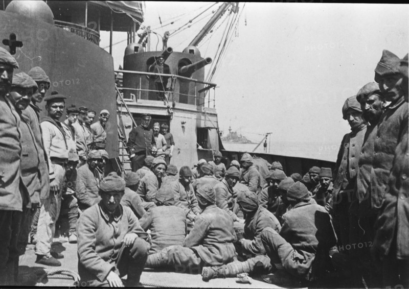 Aux Dardanelles, premier débarquement sur les cÃ´tes d'Asie. Ici, les premiers prisonniers turcs Ã  bord du "Jauréguiberry." Première Guerre Mondiale - Nous contacter pour la légende complète