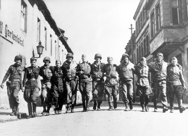Unis dans la victoire. Les soldats américains et russes se tiennent par les épaules êtant leur victoire. Les deux armées s'étaient rencontrées pour la 1ère fois dans la ville deTorgau le 24 avril 1945, et c'est ensuite ensemble qu'elles ont avancé jusqu'au coeur de l'Allemagne nazie.