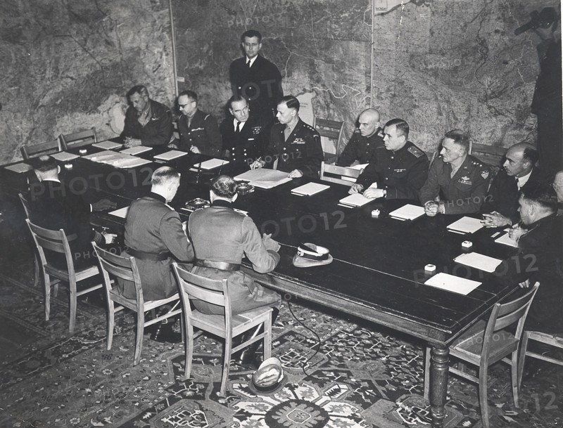 Reims le 7 mai 1945 : capitulation sans conditions des armées allemandes de l'ouest. Les plénipotentiaires allemands qui signèrent l'acte de réddition, au centre, le général Jodl, à sa droite, le major Oxenius, à sa gauche, l'amiral Friedburg, chef de la marine allemande.