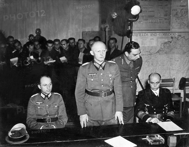 Reims le 7 mai 1945 : capitulation sans conditions des armées allemandes de l'ouest. Les plénipotentiaires allemands qui signèrent l'acte de réddition, au centre, le général Jodl, à sa gauche, le major Oxenius, à sa droite, l'amiral Friedburg, chef de la marine allemande.