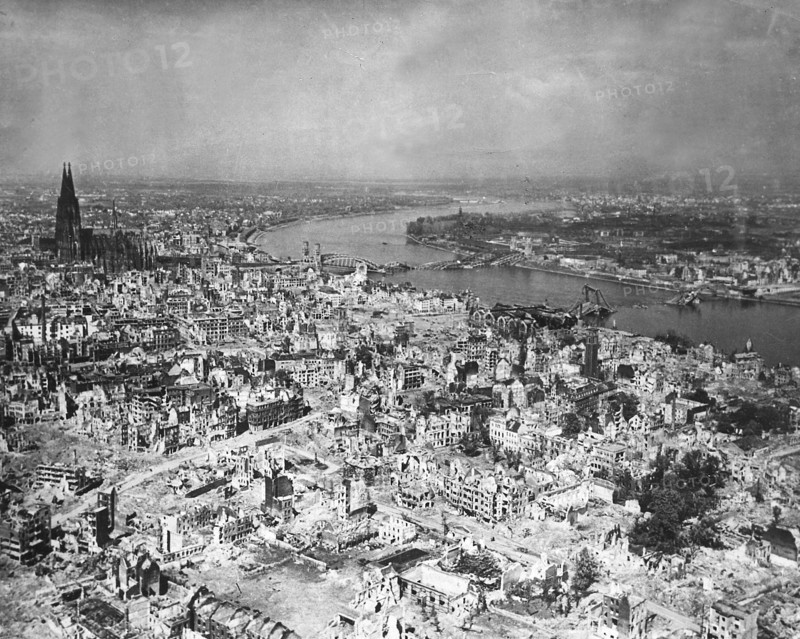 La ville de Cologne en ruine, avril 1945.