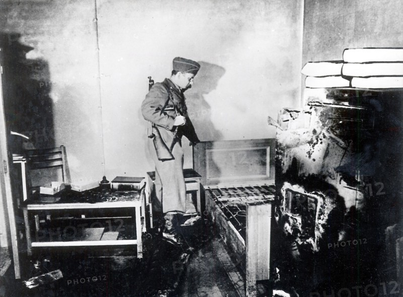 Voici la chambre à la Chancellerie du 3ème Reich où Hitler se réfugiait lors des bombardements de la ville de Berlin. Dans cette chambre "sécurisée", il y avait un lit, une penderie et un coffre fort dont on voit ici qu'il a explosé.