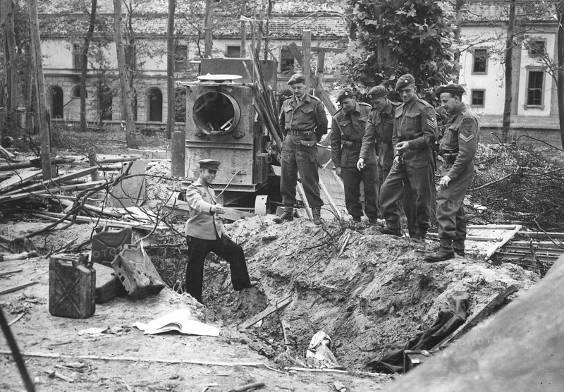 Un soldat russe montre l'endroit , dans les jardins de la Chancellerie, ou les corps d'Hitler et d'Eva Braun ont été brulés après leur suicide dans le bunker.