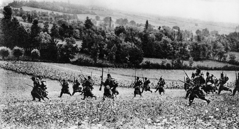 Infanterie se portant sur une crête près de Picquigny en 1914