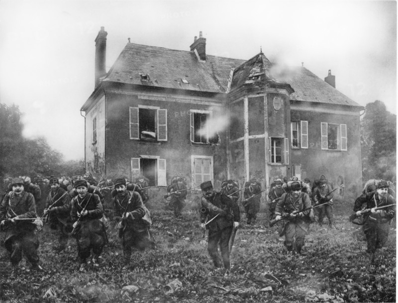 - Montmarson - Cette jolie maison , située sur une hauteur , fait partie de la commune de Montigny-lès-Condé est connue dans le pays sous le nom de " Château de Monmarson " . Elle fut occupée par les Allemands pendant les derniers jours de leur marche en avant , Le général von Kluck l'habita ainsi que son état-major et malgré ses préoccupation , trouva le temps de tirer plusieurs fois le faisan dans les fourrés qui l'entourent . Nos fantassins , par un vigoureux retour offensif , viennent d'en chasser l'ennemi , qui se venge en lui envoyant des obus , et le poursuivent avec la dernière énergi