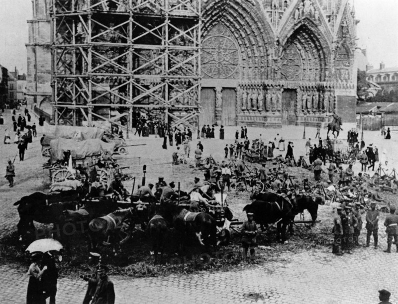 Le bombardement et l'incendie de la Cathédrale de Reims - Pendant l'occupation Allemande à gauche de la façade de la Cathédrale , échafaudage qui fût ensuite incendié par les obus.