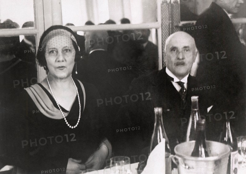 L'affaire Caillaux - Calmette. Le journal le Figaro, dirigé par Gaston Calmette, publie au début de l'année 1914 plusieurs courriers privés de Mr Caillaux, risquant ainsi sa réputation, sa crédibilité et sa carrière politique. Son épouse, Henriette Caillaux, née Raynouard, voulant protégé l'honneur de son mari, tue le 16 mars 1914, le directeur du Figaro en lui tirant plusieurs balles à bout portant.Un procès retentissant commence, toute la presse française et étrangère suit avec passion le déroulement de cette affaire. Madame Caillaux plaide coupable, plusieurs dépositions de la haute société de l'époque sont faites en sa faveur, dont celle remarquée du président de la République française. Le crime prémédité se transforme en crime passionnel. Elle est acquittée le 28 juillet 1914.