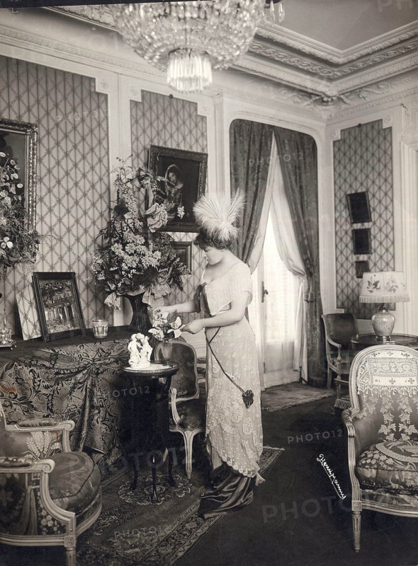 L'affaire Caillaux - Calmette. Le journal le Figaro, dirigé par Gaston Calmette, publie au début de l'année 1914 plusieurs courriers privés de Mr Caillaux, risquant ainsi sa réputation, sa crédibilité et sa carrière politique. Son épouse, Henriette Caillaux, née Raynouard, voulant protégé l'honneur de son mari, tue le 16 mars 1914, le directeur du Figaro en lui tirant plusieurs balles à bout portant.Un procès retentissant commence, toute la presse française et étrangère suit avec passion le déroulement de cette affaire. Madame Caillaux plaide coupable, plusieurs dépositions de la haute société de l'époque sont faites en sa faveur, dont celle remarquée du président de la République française. Le crime prémédité se transforme en crime passionnel. Elle est acquittée le 28 juillet 1914.