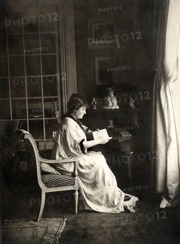 L'affaire Caillaux - Calmette. Le journal le Figaro, dirigé par Gaston Calmette, publie au début de l'année 1914 plusieurs courriers privés de Mr Caillaux, risquant ainsi sa réputation, sa crédibilité et sa carrière politique. Son épouse, Henriette Caillaux, née Raynouard, voulant protégé l'honneur de son mari, tue le 16 mars 1914, le directeur du Figaro en lui tirant plusieurs balles à bout portant.Un procès retentissant commence, toute la presse française et étrangère suit avec passion le déroulement de cette affaire. Madame Caillaux plaide coupable, plusieurs dépositions de la haute société de l'époque sont faites en sa faveur, dont celle remarquée du président de la République française. Le crime prémédité se transforme en crime passionnel. Elle est acquittée le 28 juillet 1914.