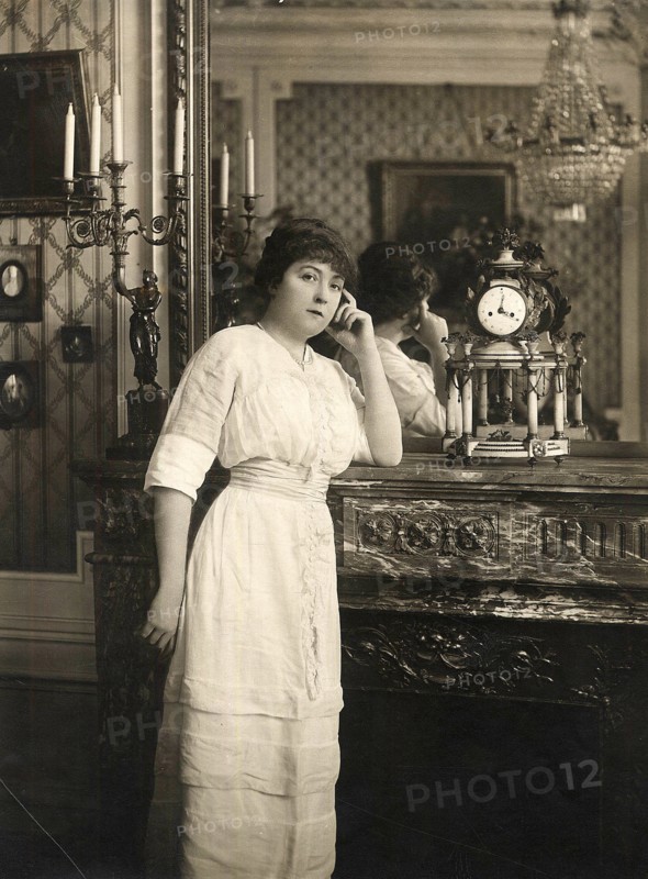 L'affaire Caillaux - Calmette. Le journal le Figaro, dirigé par Gaston Calmette, publie au début de l'année 1914 plusieurs courriers privés de Mr Caillaux, risquant ainsi sa réputation, sa crédibilité et sa carrière politique. Son épouse, Henriette Caillaux, née Raynouard, voulant protégé l'honneur de son mari, tue le 16 mars 1914, le directeur du Figaro en lui tirant plusieurs balles à bout portant.Un procès retentissant commence, toute la presse française et étrangère suit avec passion le déroulement de cette affaire. Madame Caillaux plaide coupable, plusieurs dépositions de la haute société de l'époque sont faites en sa faveur, dont celle remarquée du président de la République française. Le crime prémédité se transforme en crime passionnel. Elle est acquittée le 28 juillet 1914.