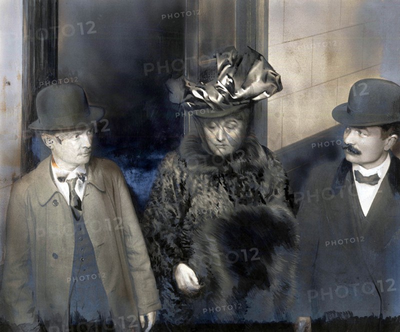 L'affaire Caillaux - Calmette. Le journal le Figaro, dirigé par Gaston Calmette, publie au début de l'année 1914 plusieurs courriers privés de Mr Caillaux, risquant ainsi sa réputation, sa crédibilité et sa carrière politique. Son épouse, Henriette Caillaux, née Raynouard, voulant protégé l'honneur de son mari, tue le 16 mars 1914, le directeur du Figaro en lui tirant plusieurs balles à bout portant.Un procès retentissant commence, toute la presse française et étrangère suit avec passion le déroulement de cette affaire. Madame Caillaux plaide coupable, plusieurs dépositions de la haute société de l'époque sont faites en sa faveur, dont celle remarquée du président de la République française. Le crime prémédité se transforme en crime passionnel. Elle est acquittée le 28 juillet 1914.