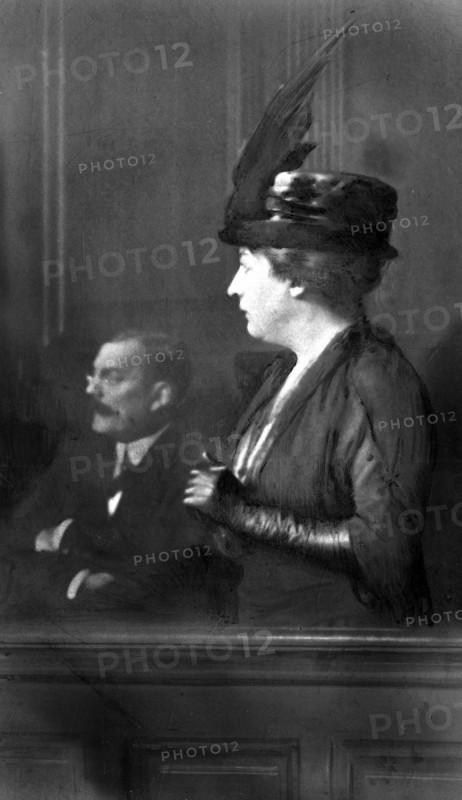 L'affaire Caillaux - Calmette. Le journal le Figaro, dirigé par Gaston Calmette, publie au début de l'année 1914 plusieurs courriers privés de Mr Caillaux, risquant ainsi sa réputation, sa crédibilité et sa carrière politique. Son épouse, Henriette Caillaux, née Raynouard, voulant protégé l'honneur de son mari, tue le 16 mars 1914, le directeur du Figaro en lui tirant plusieurs balles à bout portant.Un procès retentissant commence, toute la presse française et étrangère suit avec passion le déroulement de cette affaire. Madame Caillaux plaide coupable, plusieurs dépositions de la haute société de l'époque sont faites en sa faveur, dont celle remarquée du président de la République française. Le crime prémédité se transforme en crime passionnel. Elle est acquittée le 28 juillet 1914.