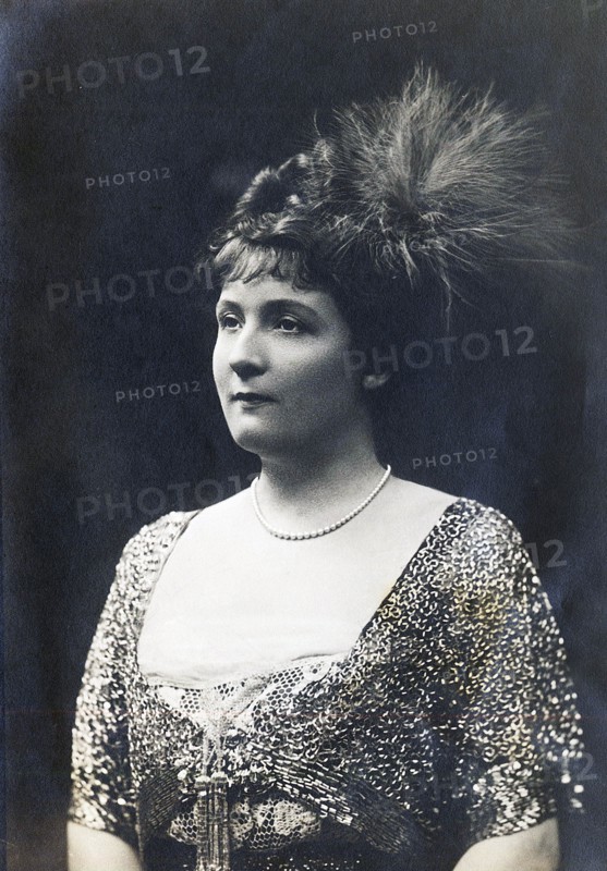 L'affaire Caillaux - Calmette. Le journal le Figaro, dirigé par Gaston Calmette, publie au début de l'année 1914 plusieurs courriers privés de Mr Caillaux, risquant ainsi sa réputation, sa crédibilité et sa carrière politique. Son épouse, Henriette Caillaux, née Raynouard, voulant protégé l'honneur de son mari, tue le 16 mars 1914, le directeur du Figaro en lui tirant plusieurs balles à bout portant.Un procès retentissant commence, toute la presse française et étrangère suit avec passion le déroulement de cette affaire. Madame Caillaux plaide coupable, plusieurs dépositions de la haute société de l'époque sont faites en sa faveur, dont celle remarquée du président de la République française. Le crime prémédité se transforme en crime passionnel. Elle est acquittée le 28 juillet 1914.