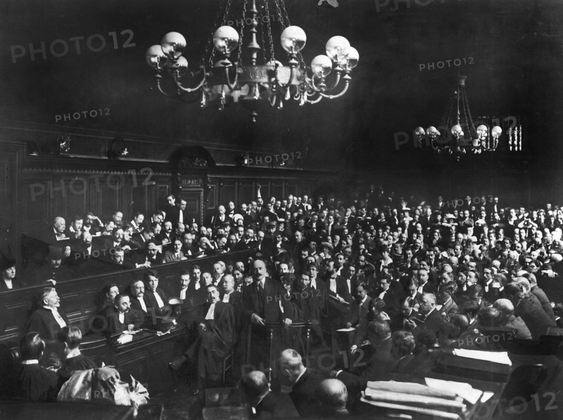 L'affaire Caillaux - Calmette. Le journal le Figaro, dirige par Gaston Calmette, publie au debut de l'annee 1914 plusieurs courriers prives de Mr Caillaux, risquant ainsi sa reputation, sa credibilite et sa carriere politique. Son epouse, Henriette Caillaux, nee Raynouard, voulant protege l'honneur de son mari, tue le 16 mars 1914, le directeur du Figaro en lui tirant plusieurs balles a bout portant.Un proces retentissant commence, toute la presse francaise et etrangere suit avec passion le deroulement de cette affaire. Madame Caillaux plaide coupable, plusieurs depositions de la haute societe de l'epoque sont faites en sa faveur, dont celle remarquee du president de la Republique francaise. Le crime premedite se transforme en crime passionnel. Elle est acquittee le 28 juillet 1914.
 Palais de Justice, Paris (Cour d'assises de la Seine).