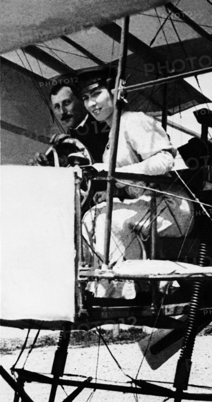Le 8 juillet 1908, à Milan (ou Turin), à bord d'un biplan Voisin piloté par l'aviateur français Léon Delagrange, la Française Thérèse Peltier est la première femme à s'envoler à bord d'un aéroplane pour un parcours de 200 mètres à une altitude de deux mètres.  Quelques mois plus tôt, le 28 mars, Léon Delagrange conduisait dans les airs le premier passager de l'histoire de l'aviation, Henri Farman.  Thérèse Peltier multiplie ensuite les vols en tant que passagère avant d'accomplir quelques petits vols seule à bord du biplan Voisin, mais ne cherche cependant pas à obtenir le brevet de pilote institué en 1910 par l'Aéro-Club de France.