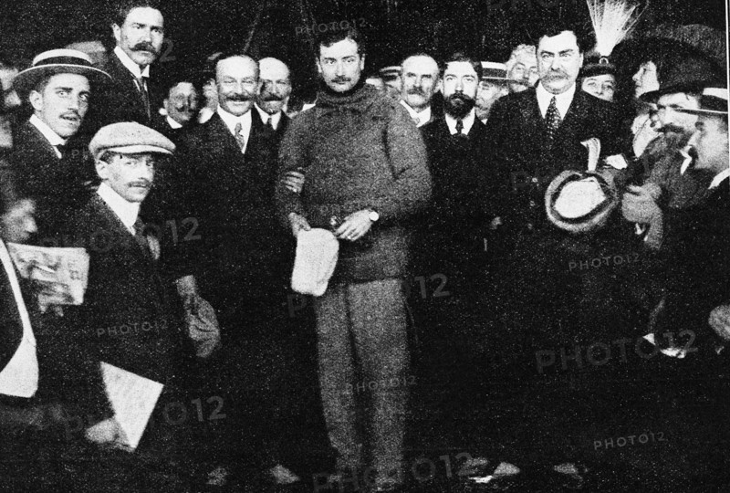 Aviation - Roland Garros, entouré de son père et de Leblanc, est félicité après sa victoire au circuit d'Anjou. Le Monde Illustré 15 juin 1912