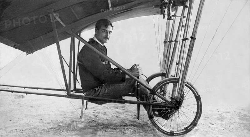 Portrait le 23 octobre 1910 de l'aviateur français Roland GARROS (1888?1918), aux commandes de l'avion LA DEMOISELLE B.C. construit par l'aéronaute brésilien SANTOS-DUMONT.