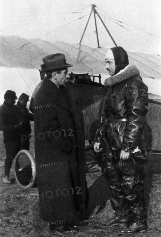 Avril 1915 : L'aviation de guerre  Roland Garros en tenue de combat devant son monoplan du type Morane, avec son ami l'aviateur suisse Edmond Audemars.

Premiere Guerre Mondiale - Nous contacter pour la legende complete