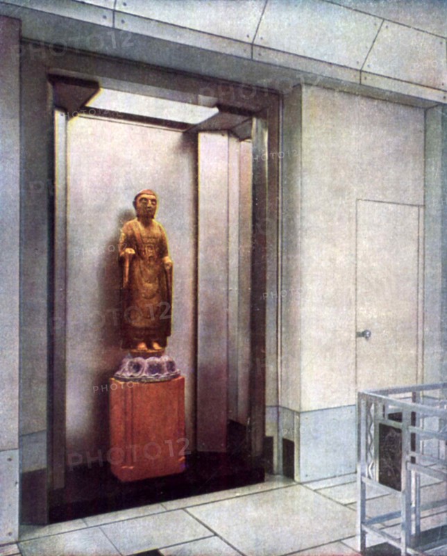 Statue chinoise dans le vestibule du studio de Jacques Doucet à Neuilly-sur-Seine. Statue chinoise dans le vestibule du studio de Jacques Doucet a Neuilly-sur-Seine.