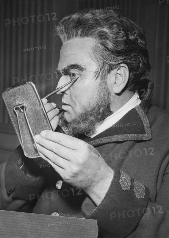 Octobre 1954, à l'Orangerie du château de Sceaux transformée en studio de cinéma, Orson Welles retouchant son maquillage. Il interprète Hudson Lowe, le gouverneur anglais geôlier de l'empereur à Sainte-Hélène, dans le film "Napoléon" de Sacha Guitry.  Orson Welles (Kenosha, Wisconsin 1915 - Hollywood 1985) cinéaste et acteur américain.