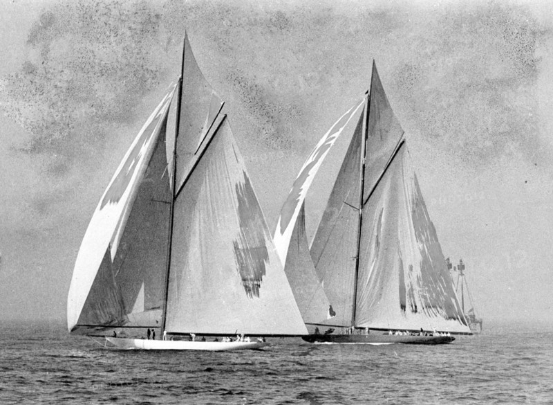 L'America's Cup en juillet 1920, au large de New York.  Le Defender américain "Resolute" (appartenant à M. Robert Emmons), au premier plan, et le Challenger britannique "Shamrock IV" de sir Thomas Lipton, passant presque ensemble la lignje de but, à la fin de la troisième manche de la course.  Photographie parue dans L'Illustration du 7 août 1920.