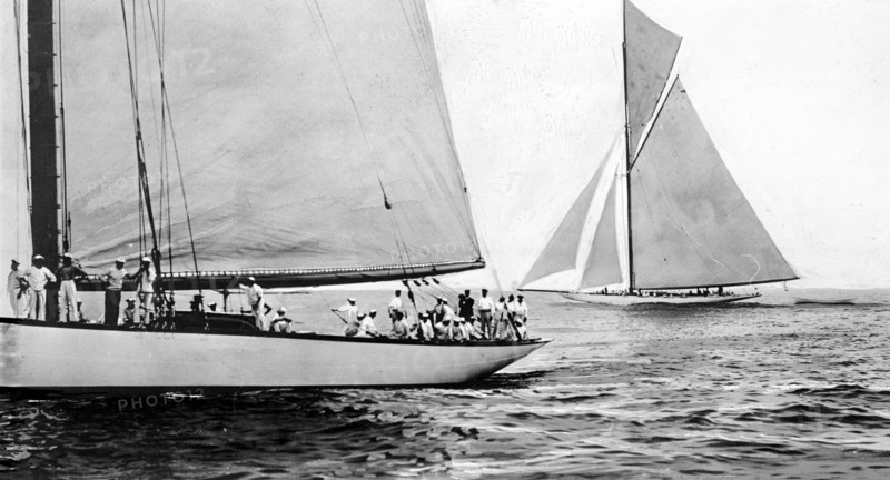 Le 22 août 1903, au large de New York, quelques secondes après le départ de la première épreuve de l'America's Cup, vue des deux yachts en compétition.  Au premier plan, l'arrière du Challenger, le yacht anglais de sir Thomas Lipton, "Shamrock III", et son équipage. A l'arrière plan, le Defender et futur vainqueur, le yacht américain "Reliance".  Photographie parue dans L'Illustration du 5 septembre 1903.