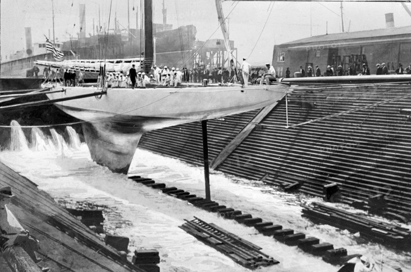 América's Cup, août 1903.  Le Defender de la course, le yacht américain "Reliance" en cale sèche à New York.  Photographie parue dans L'Illustration du 5 septembre 1903.
