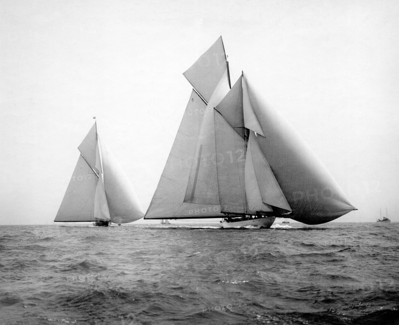 Vers 1930, les yachts anglais de la grande série en course.   A gauche, le cotre "Britannia", appartenant au roi d'Angleterre  au centre, la grande goélette "Westward" de M. T.B.F. Davis.  Le yacht "Britannia" participa notamment aux sélections de l'America's Cup de 1930.  Photographie parue dans Histoire de la Marins (édition de L'Illustration, 1934).